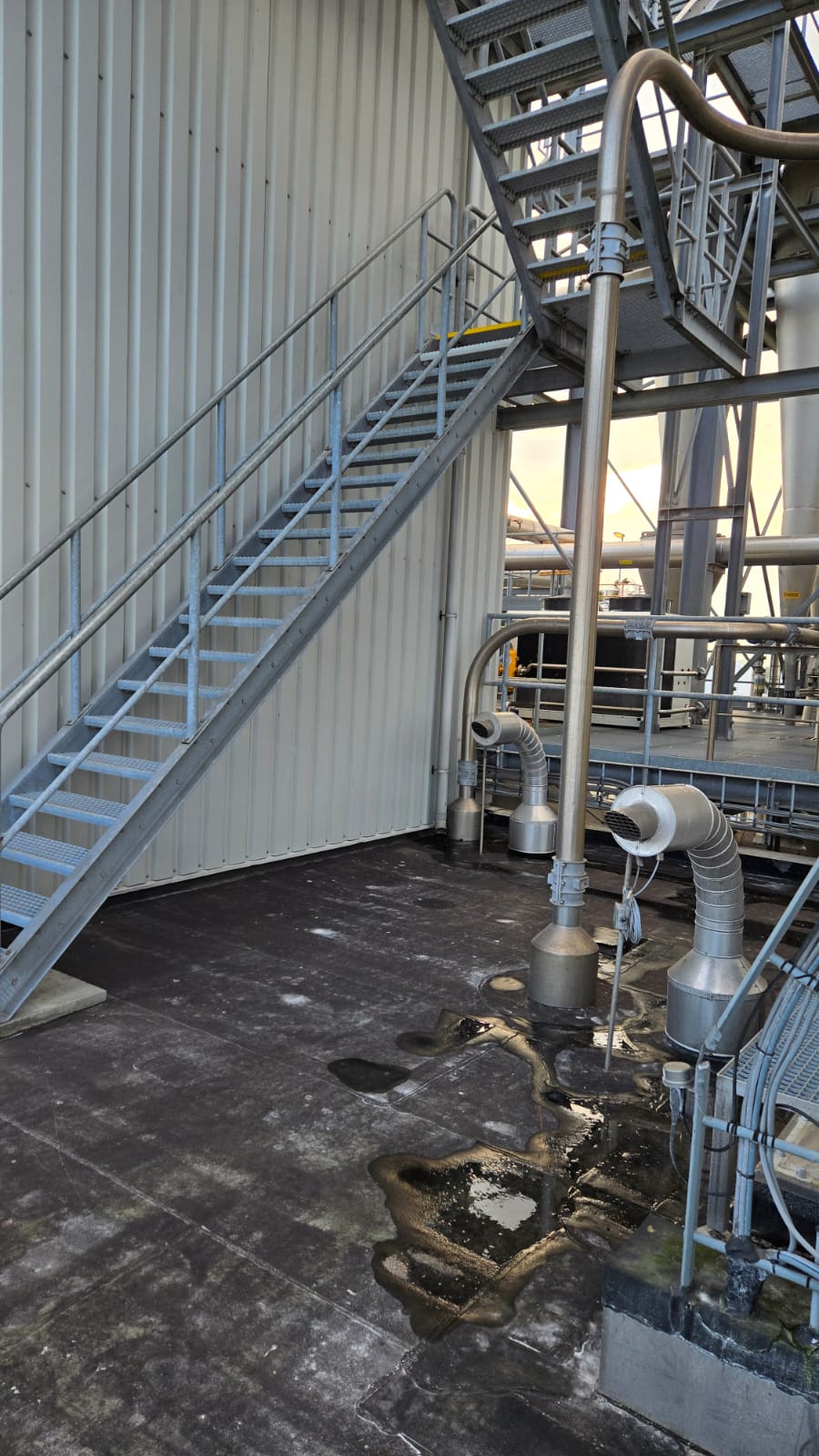 Industriële installatie met vogelvervuiling